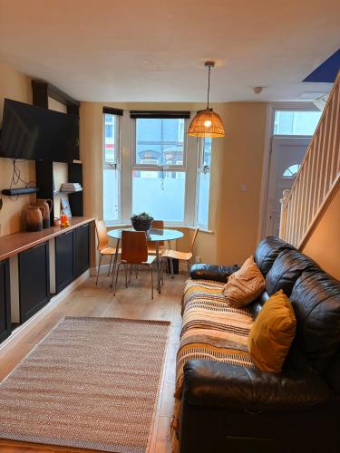 Charming nicely renovated terrace, Liverpool (photo 5)