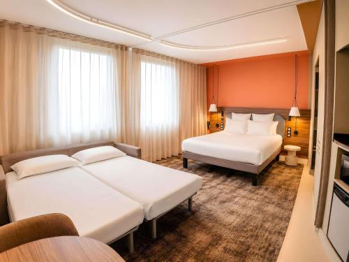 1 queen bed, 2 twin beds