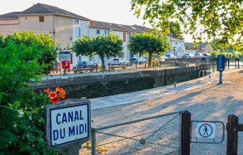 proche BÉZIERS à Villeneuve les Béziers van aménagé SANS WC SANITAIRE ET CUISINE, JUSTE POUR DÉPANNER quelques nuits, PRÉVOIR UNE BATTERIE EXTERNE POUR LES TÉLÉPHONES MERCI DE BIEN LIRE LE DESCRIPTIF