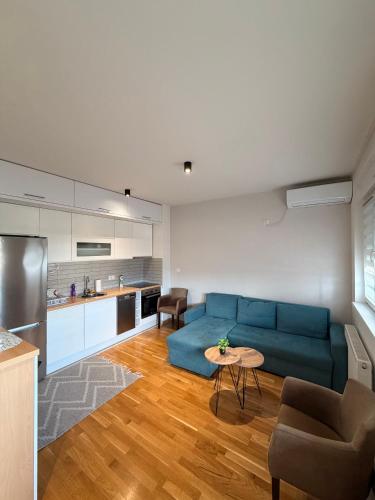 Top Floor UKC - Private Parking