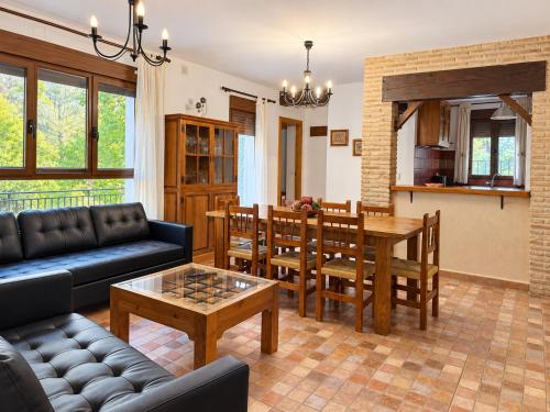 Casa rural Molino Jaráiz Ideal Familias y Grupos 8 Pax Terraza sobre el Río Tus (Casa rural Molino Jaraiz Ideal Familias y Grupos 8 Pax Terraza sobre el Rio Tus) in Yeste