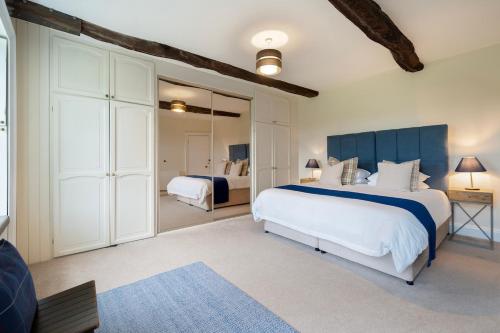 Sleeps 21 Private spa Winter weekends available in Blaenffos