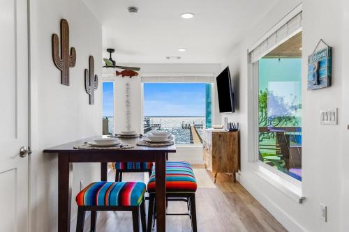 Castaways Retreat and Private Pier in Riviera