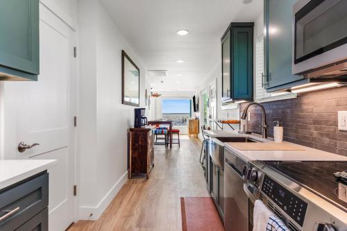 Castaways Retreat and Private Pier in Riviera