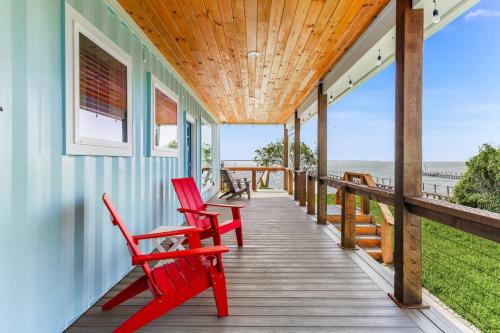Castaways Retreat and Private Pier in Riviera
