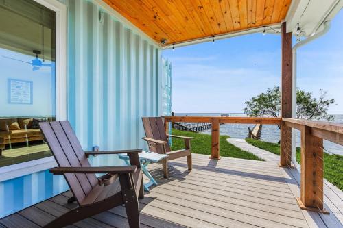 Castaways Retreat and Private Pier in Riviera