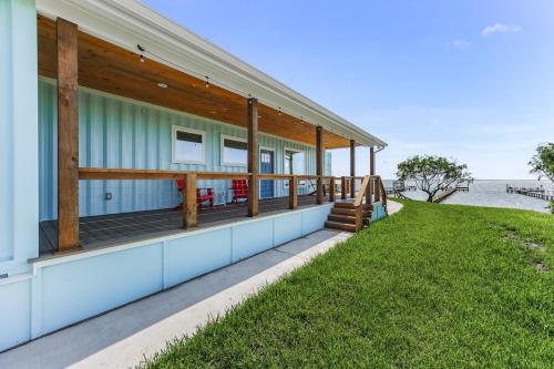 Castaways Retreat and Private Pier in Riviera
