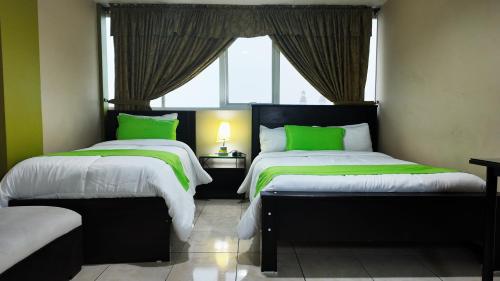 1 double bed, 1 twin bed