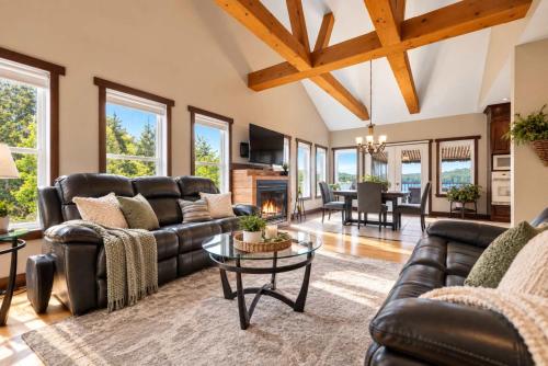 Le Repos de L'Ours Waterfront Chalet with Private Dock in Kiamika (QC)