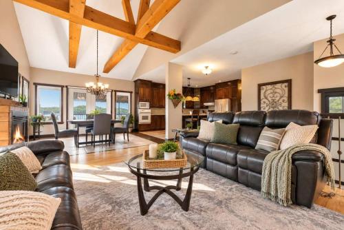 Le Repos de L'Ours Waterfront Chalet with Private Dock in Kiamika (QC)