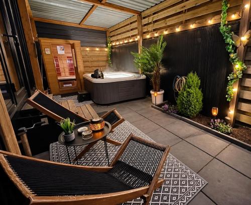  Charming Tiny House with Private Jacuzzi, Sauna and Garden & Free Parking between Amsterdam Haarlem and Schiphol Airport in Vijfhuizen