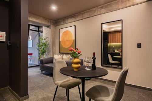 Modern Balcony Suite Near Reforma Gym and Views