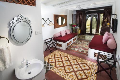 room detail thumbnail 1