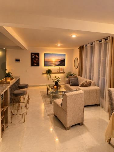 Moderno 2 hab, cerca Malecón, Piscina, BBQ, Co-wk