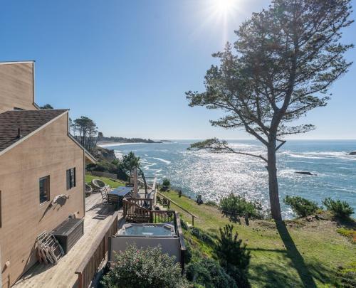 Abalone Cove - Oceanfront Getaway with Hot Tub in Gualala (CA)