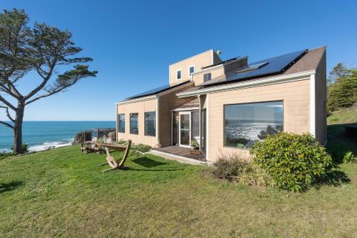 Abalone Cove - Oceanfront Getaway with Hot Tub in Gualala (CA)