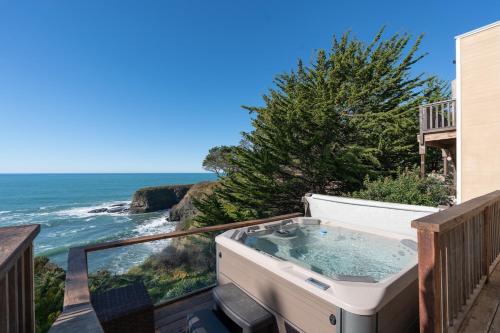 Abalone Cove - Oceanfront Getaway with Hot Tub in Gualala (CA)