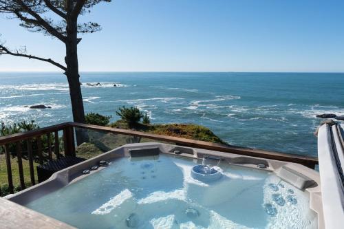 Abalone Cove - Oceanfront Getaway with Hot Tub in Gualala (CA)