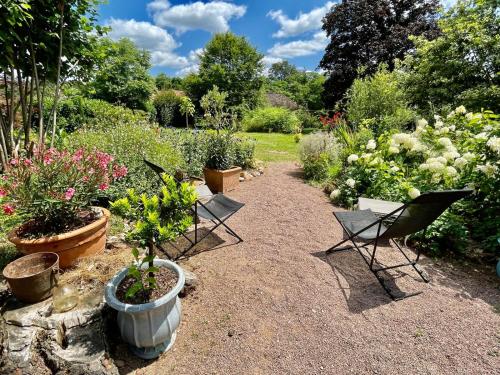 Garden, Chambre d'hotes Jolie futaie en foret de Troncais in Cerilly