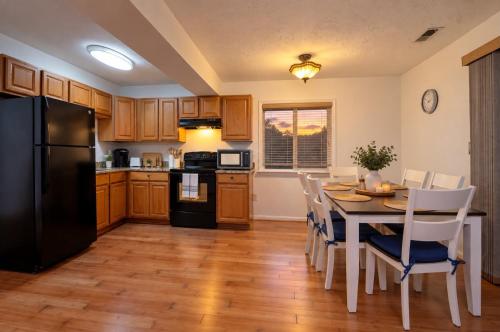 מטבח, Cozy 3BR Retreat ll Perfect for Families & Groups in פרונט רויאל(וי אי)