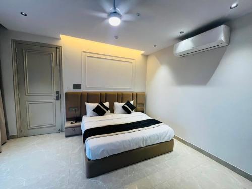 Hotel Iconic Plaza - Rajinder Nagar in Karol Bagh