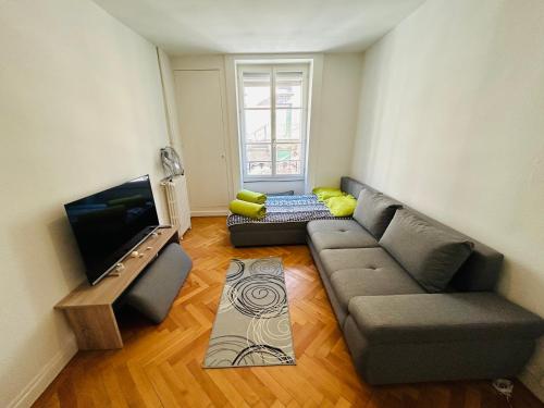 Living room, apartment, bedroom, excellent access
