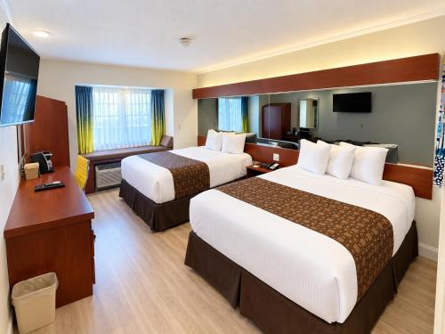 2 queen beds