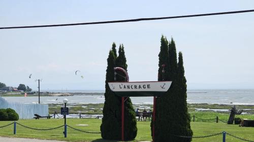 Capitaine 46 avec piscine chauffée (Capitaine 46 avec piscine chauffee) in Isle-Aux-Coudres (QC)