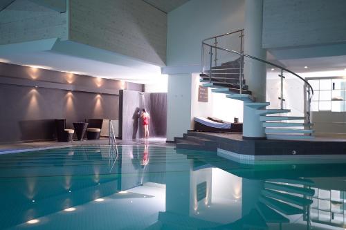 สระว่ายน้ำ, Huus Gstaad in ซาเน็น