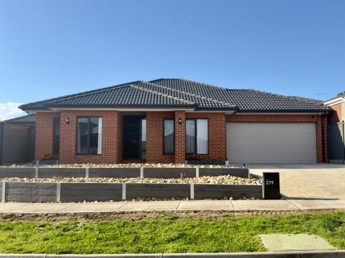 Living Waters Retreat - Doreen - Luxury Holiday Home with Free EV Dock!