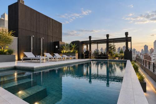 Modern Central location Studio with Rooftop Pool