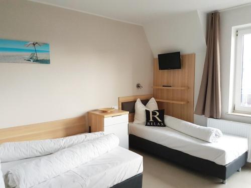 1 double bed, 1 twin bed