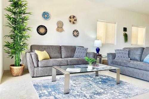 Walk to Beach, King Bed 2B2 Condo Newly Furnished