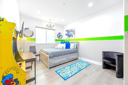 B - Gorgeous North Hollywood 3Bed 3Bath Home Sleeping 13 Just 15min to Universal Studios with Patio,