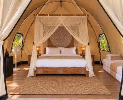 1 queen bed, 2 twin beds