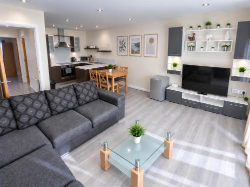 Comfortable Spacious 3 Bed, 2 Bedroom Apartment - Secure Parking - Close to Manchester City Centre and Old Trafford, Manchester
