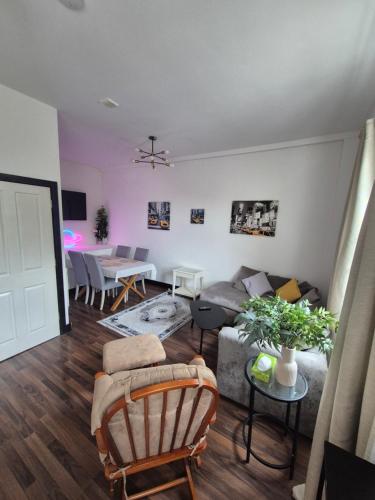 Modern 2BD Apartment with Free Parking and Fast Wi Fi
