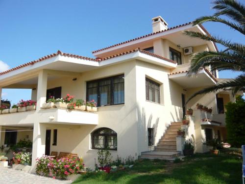  Surfers' Beach House in Artemida