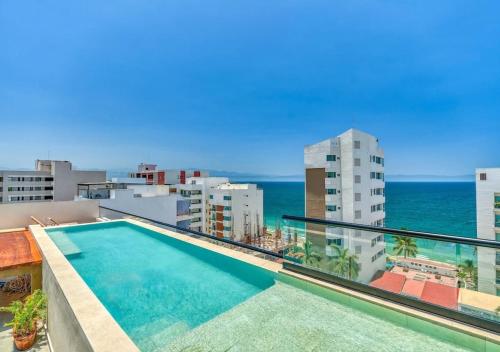 Studio with Rooftop Pool, 1 Block to the Beach
