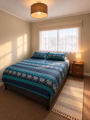 Habitación doble con baño exclusivo y estacionamiento, ideal para descansar