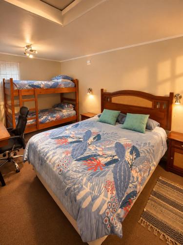 Habitación amplia con cama doble y litera, amplio baño exclusivo y estacionamiento