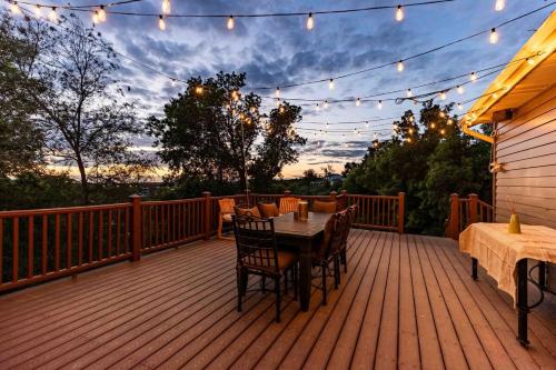 Perfect Farmington Family Home -Hot Tub, Large Deck and View - Near Lagoon in Farmington (UT)