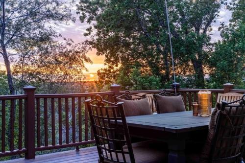 Perfect Farmington Family Home -Hot Tub, Large Deck and View - Near Lagoon in Farmington (UT)