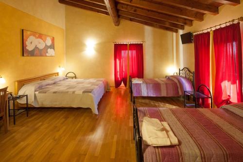 1 double bed, 1 twin bed