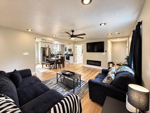 Jagatud salong / TV-ala, 4BR Knoxville & Smokies Getaway near TYS in Maryville (TN)