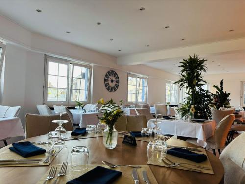 Hotel Restaurant De La Poste Mulhouse Ottmarsheim in Bantzenheim