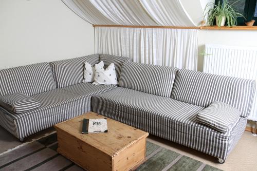 1 queen bed, 1 twin bed, 1 sofa bed, 1 futon bed