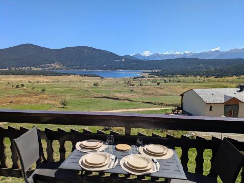 Appartement 2 chambres avec balcon, vue lac, parking et garage