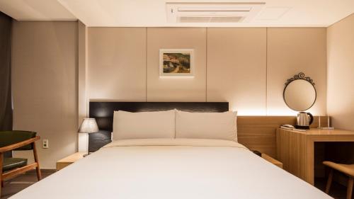 The First Stay Hotel