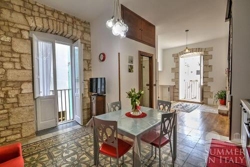 Antiche Mura Apartments "Nel Cuore della Puglia"bivani, cucina, terrazzo